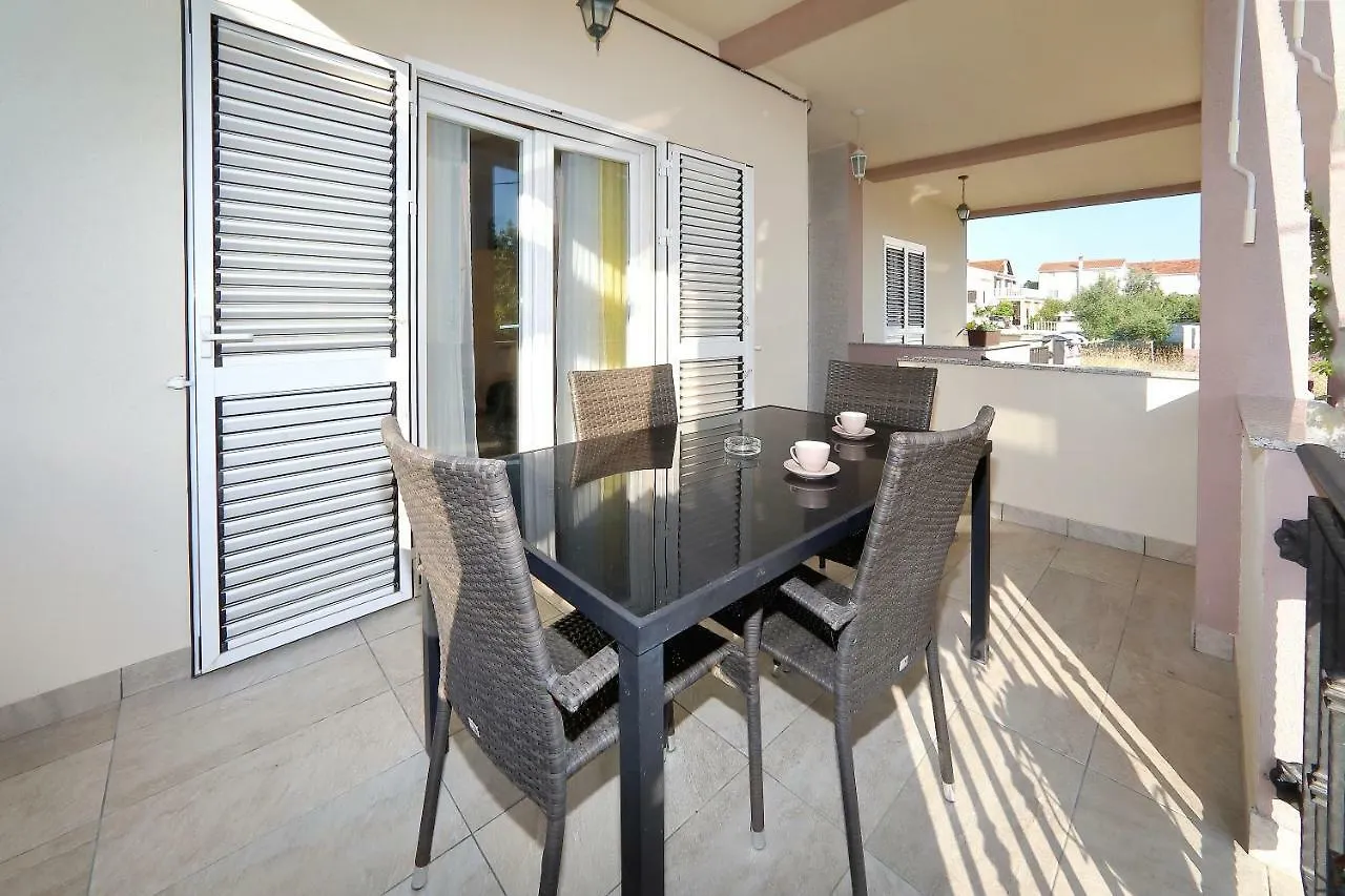 Holiday House Andrija ビビニェ