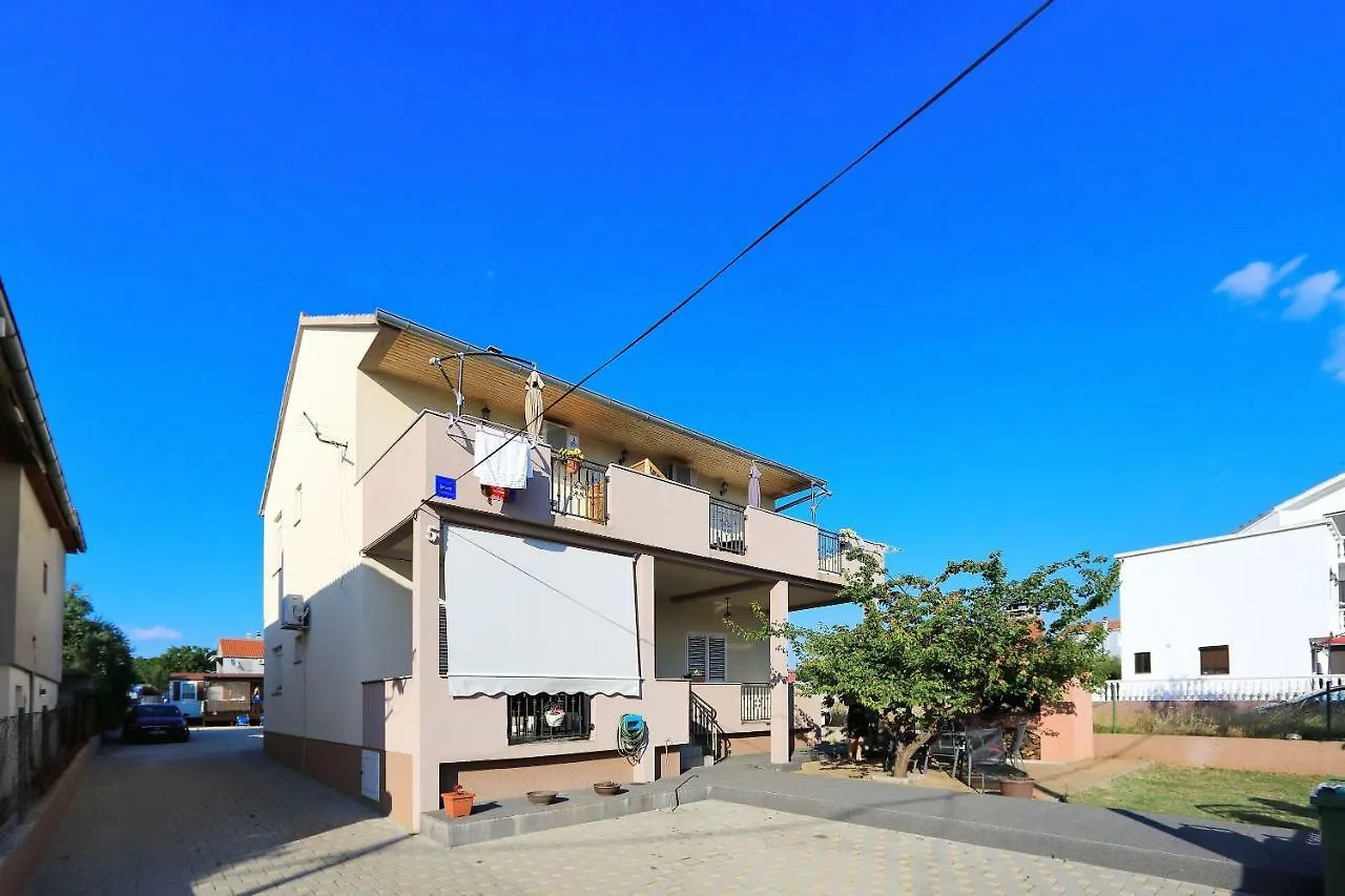 Holiday House Andrija ビビニェ